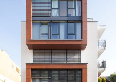 Professionelle Architektur-Foto-Außenaufnahme eines Mehrfamilienhauses
