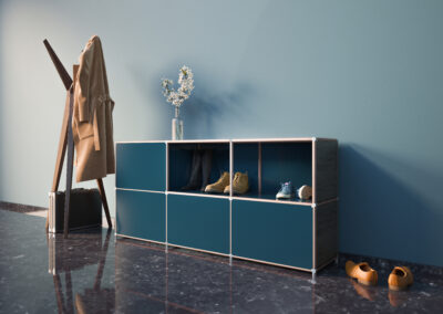 3D-Produkt-Visualisierung eines Designer-Modul-Möbels – hier ein dunkelblaues Sideboard im Flur