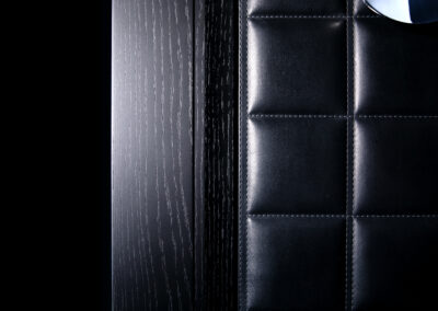 Detailfoto Leder eines schwarzen Luxus-Tresors